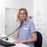 Empfangspersonal bei der Patientenkommunikation | Therapieliege