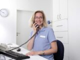 Empfangspersonal bei der Patientenkommunikation | Therapieliege